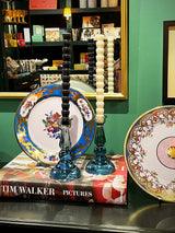 ambiente-decorado-con-candelabros-azules