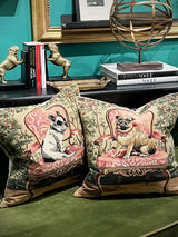 banco-de-terciopelo-con-cojines-decorativos-con-perros