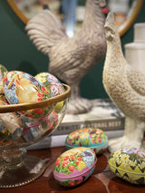 coleccion-de-cajas-de-lata-forma-de-huevo-de-pascua