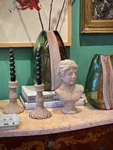 comoda-antigua-decorada-con-jarrones-y-bustos-antiguos