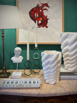 consola-antigua-decorada-con-jarrones-y-candelabros-modernos