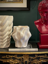 consola-barroca-con-jarrones-blancos-modernos