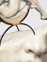 Lámina Decorativa 'Posando Sobre Un Busto'