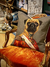 decoracion-con-butacon-frances-y-cojin-perro-carlino