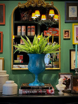 decoracion-con-copa-urna-antigua-repintada-azul