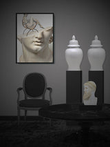 Lámina Decorativa 'Posando Sobre Un Busto'