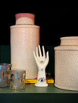 decoracion-con-figura-decorativa-mano-tatuajes