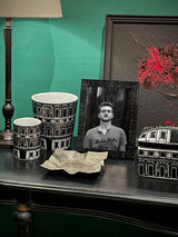 interior decorado con accesorios de porcelana y marcos de fotos