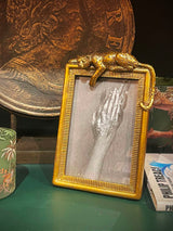 decoración con marcos de fotos dorados