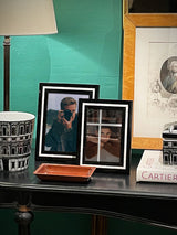 decoración con marcos de fotos y objetos decorativos