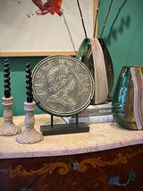 decoracion-de-accesorios-y-jarrones-sobre-comoda-antigua