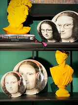 decoracion-de-biblioteca-con-bustos-y-platos-caras