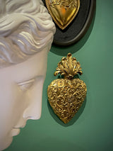 decoracion-de-interiores-con-bustos-y-corazones-ex-voto