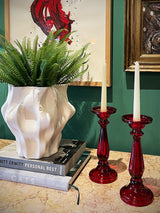 decoracion-de-interiores-con-candelabros-rojos-y-jarrones-blancos