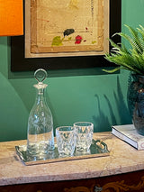 decoracion-de-interiores-con-decantadores-y-vasos-antiguos-sobre-bandejas