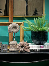 decoracion-de-interiores-con-jarrones-metalicos