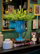 decoracion-de-interiores-con-urna-azul-pintada-y-helecho