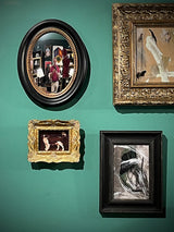 decoracion-de-pared-con-cuadros-modernos-y-espejos