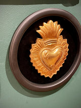 decoracion-de-pared-corazon-ex-voto-sobre-terciopelo-negro