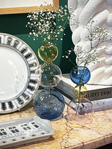 decoracion-interior-con-pequenos-jarrones-de-cristal-de-colores