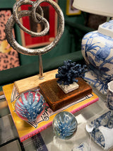 decoracion-interior-con-porcelana-y-esculturas