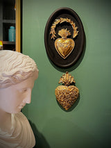 decoracion-mural-con-piezas-de-corazones-ex-voto