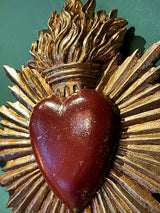 decoracion-mural-corazon-ex-voto-dorado-y-rojo