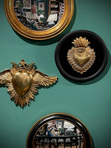 decoracion-mural-de-pared-con-espejos-y-piezas-ex-voto