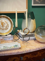 decoracion-original-con-candelabros-de-cristal-y-jarrones