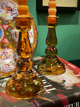 detalle-candelabros-de-cristal-ambar-y-velas