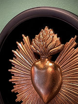 detalle-corazon-ex-voto-dorado-sobre-terciopelo-negro