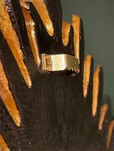 detalle-fijacion-pared-corazon-decorativo-dorado