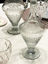 detalle-grabado-en-decantador-cristal-antiguo-vintage