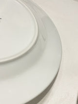 detalle-plato-llano-en-porcelana-blanca-y-negra