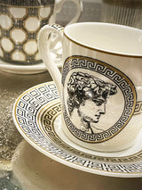 detalle-tazas-de-cafe-porcelana-de-juego-motivos-romanos