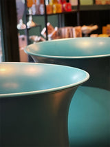 detalle-urna-azul-metalica-decorativa