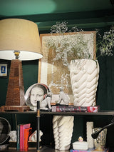 estanteria-decorada-con-jarrones-y-accesorios-originales