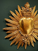 figura-corazon-ex-voto-dorado-detalle-plumas
