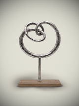 figura-escultura-decorativa-plateada-sobre-peana