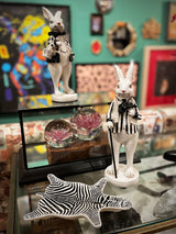 figuras-bustos-de-conejos-blancos-vestidos-de-negro