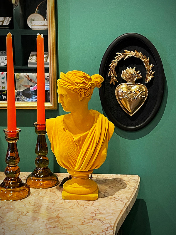 interior-decorado-con-busto-y-corazon-exvoto-dorado