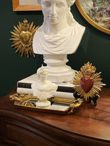 interior-decorado-con-consola-antigua-y-figuras-ex-voto