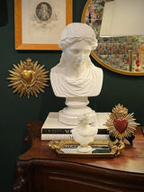 interior-decorado-con-piezas-ex-voto-y-bustos-antiguos