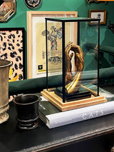 interior-decoration-with-sculpture-of-gold-hands-interlocked