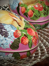 latas-en-forma-de-huevo-con-conejos-y-frambuesas