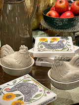 mantequillera-en-forma-de-gallina-en-loza-para-la-mesa