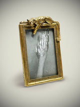 marco de fotos dorado con pantera