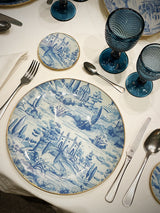 mesa-con-bajoplatos-y-platos-de-pan-en-decoupage