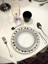 mesas-con-vajilla-de-porcelana-blanca-y-negra