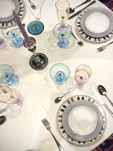 mesas-elegantes-con-cristaleria-de-colores